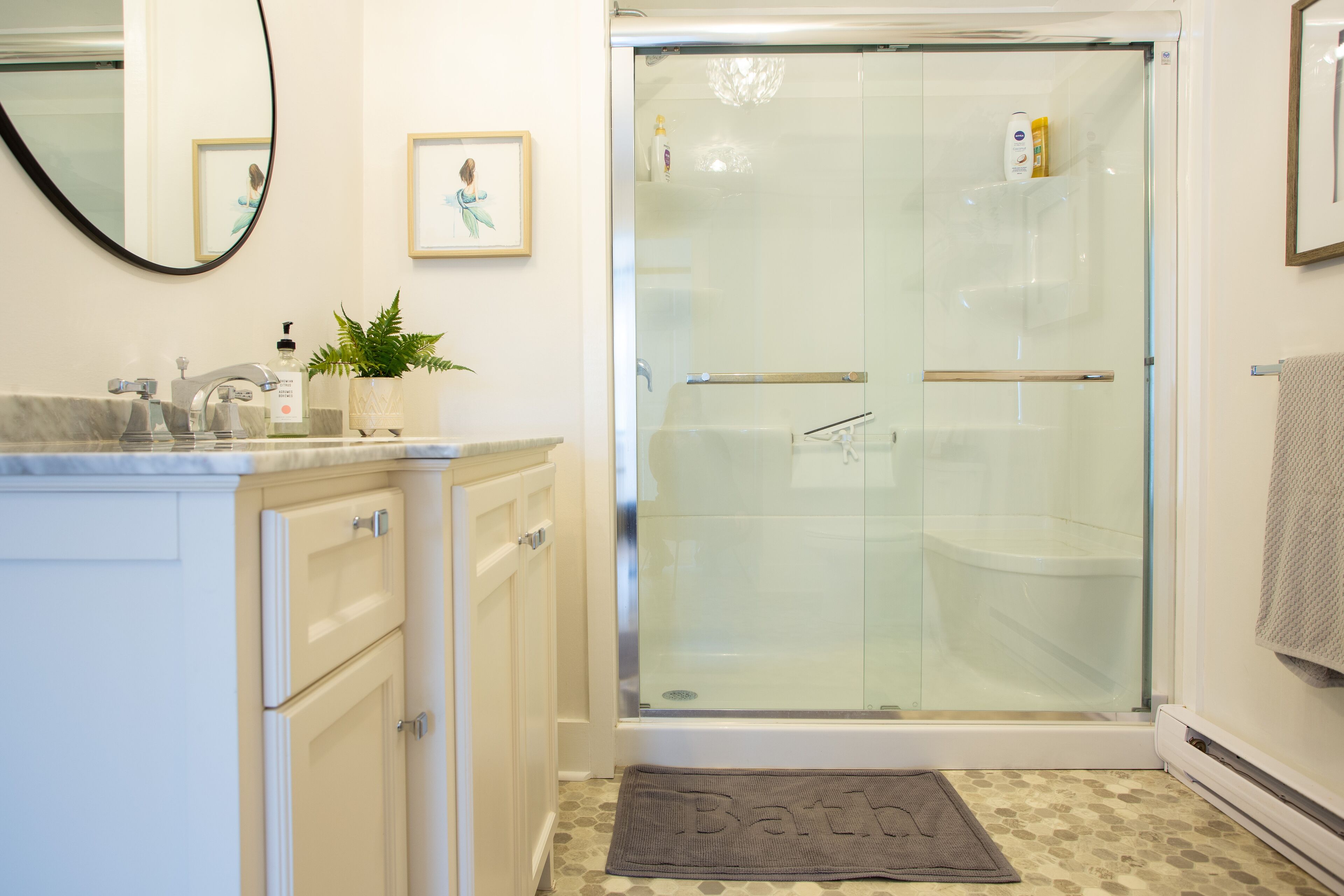 Douche, sèche-cheveux, serviettes fournies, savon