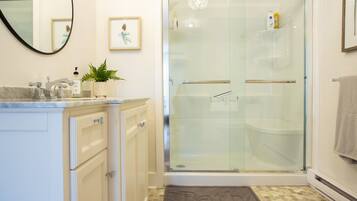 Een douche, een haardroger, handdoeken, zeep