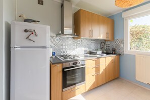 Een koelkast, een microgolfoven, een oven, een vaatwasser