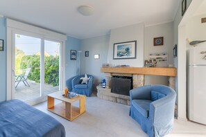 TV, fireplace - Ty Mor Bras - Family house at 2 steps from the beach (Ploudalmézeau)