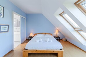 3 bedrooms, iron/ironing board, free WiFi, bed sheets