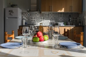 Een koelkast, een microgolfoven, een oven, een vaatwasser