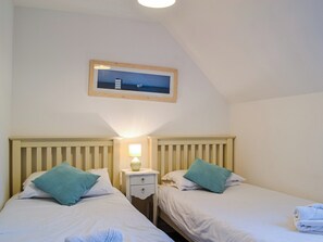 2 bedrooms, free WiFi, bed sheets - We just love the location of this holiday home. (Filey)