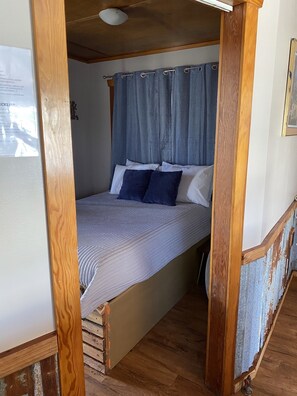1 bedroom, bed sheets