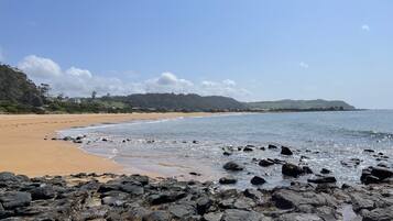 Playa en los alrededores, camastros y toallas de playa