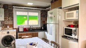 Fridge, microwave, oven, stovetop - Triplex House with 03 Suites, Cond in Centro Gramado (Gramado)