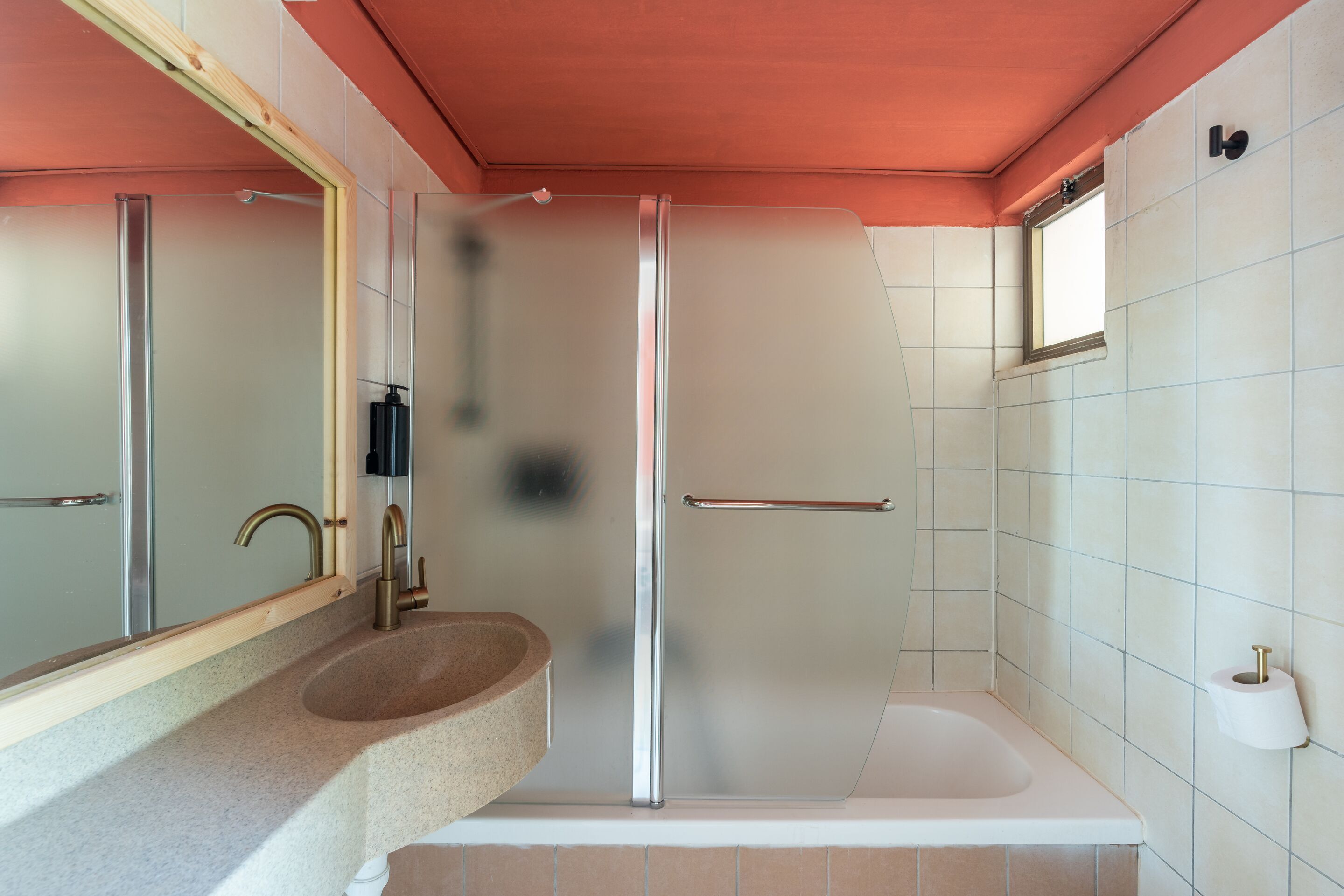 Une salle de bain avec une douche, un lavabo et des toilettes.