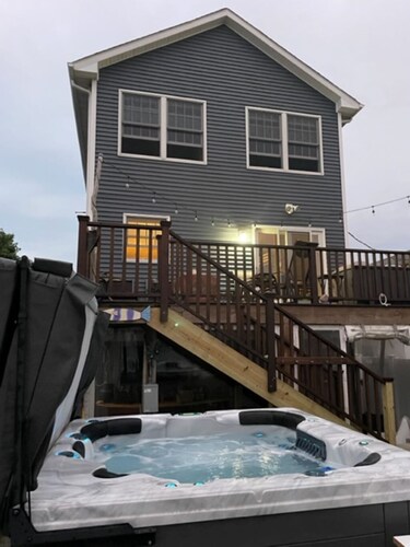Modern Beach house w/ a Hot tub!