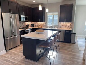 Refrigerador, microondas, horno y parrilla de estufa 