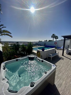 Terrace/patio - Luxury villa - with a heated pool, hot tub, sea views, aircon, WiFi, UK TV (Playa Blanca)
