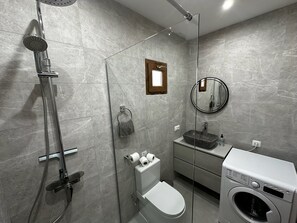 Shower, hair dryer, bidet, towels - Luxury villa - with a heated pool, hot tub, sea views, aircon, WiFi, UK TV (Playa Blanca)