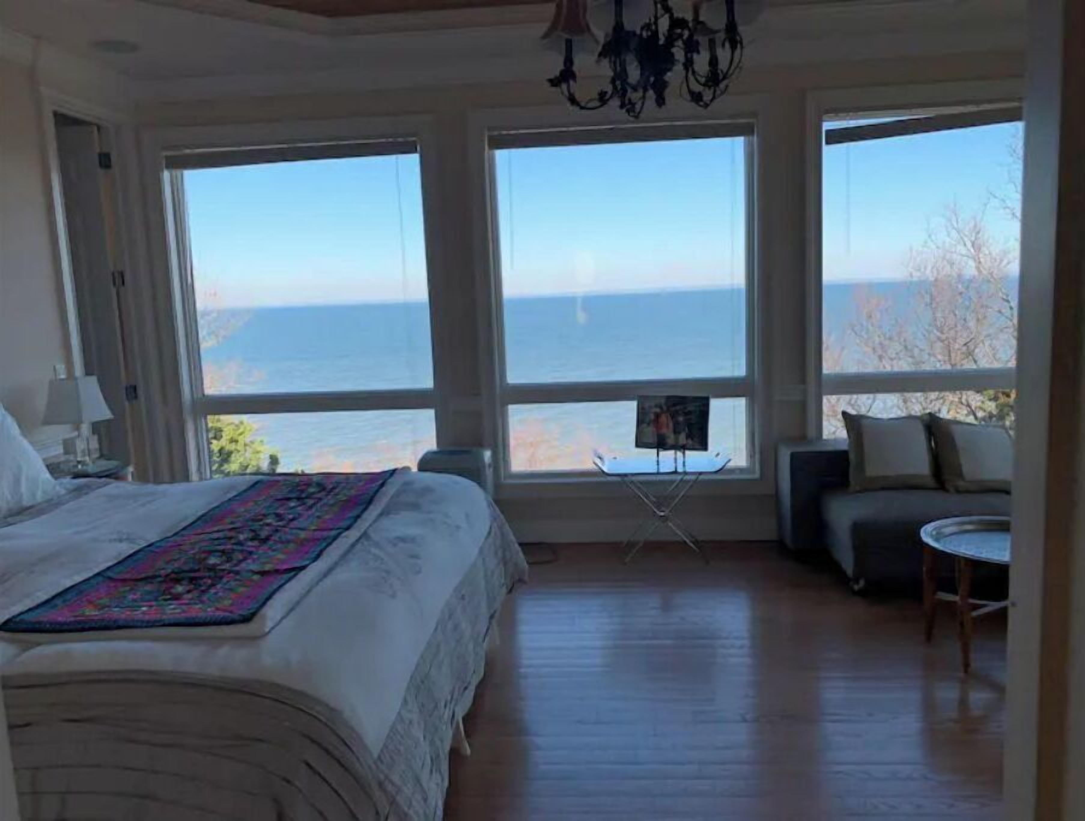 5 bedrooms, desk, WiFi