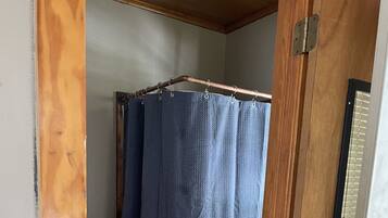 Douche, serviettes fournies, papier toilette