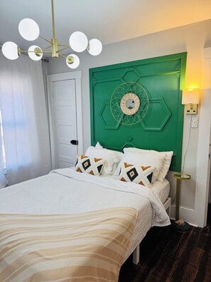 3 bedrooms, desk, iron/ironing board, travel crib - Historic*Unique*Downtown*Quiet*Bright*Cheerful*Getaway (St. Charles)