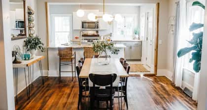 Historic*Unique*Downtown*Quiet*Bright*Cheerful*Getaway
