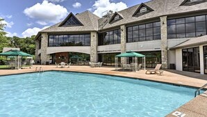 Un hôtel doté d’une grande piscine extérieure, de plusieurs espaces de détente et d’une façade en pierre.