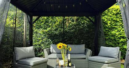 •Hot tub •Karaoke •Fruit machine •Bar •Cinema •South facing garden •Sleeps 8.