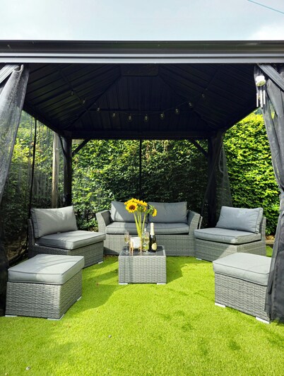 •Hot tub •Karaoke •Fruit machine •Bar •Cinema •South facing garden •Sleeps 8. 