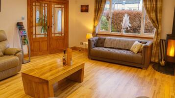 Een smart-tv, een open haard, een videogameconsole en een dvd-speler