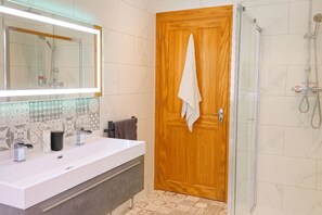 Bañera, secador de pelo, toallas y jabón