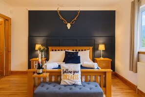 4 bedrooms, desk, iron/ironing board, travel cot - Highland Getaway w/ Hot Tub, Cinema & Log Fire (Succoth)