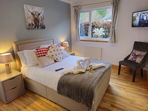 4 soverom, skrivebord, strykejern/-brett og reiseseng for barn