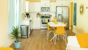 Private kitchen - Casa del Sole • Downtown • 3 Ensuites • Pets OK (Pensacola)