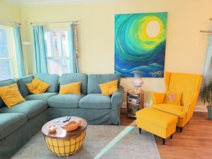 Smart TV, video library, stereo - Casa del Sole • Downtown • 3 Ensuites • Pets OK (Pensacola)
