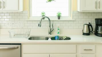 KylskÄp, mikrovÄgsugn, ugn och spishÀll