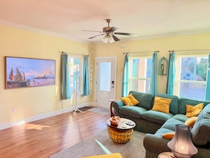 Smart TV, video library, stereo - Casa del Sole • Downtown • 3 Ensuites • Pets OK (Pensacola)