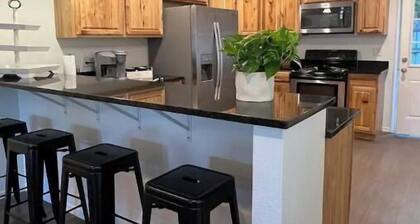 Charming Craftsman Cottage. Downtown Gem!