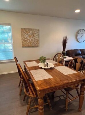 Dining - Charming Craftsman Cottage. Downtown Gem! (Tahlequah)