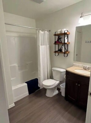 Combined shower/bathtub, hair dryer, towels, soap