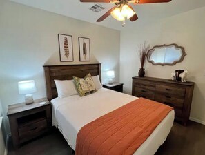 2 bedrooms, iron/ironing board, WiFi, bed sheets - Charming Craftsman Cottage. Downtown Gem! (Tahlequah)