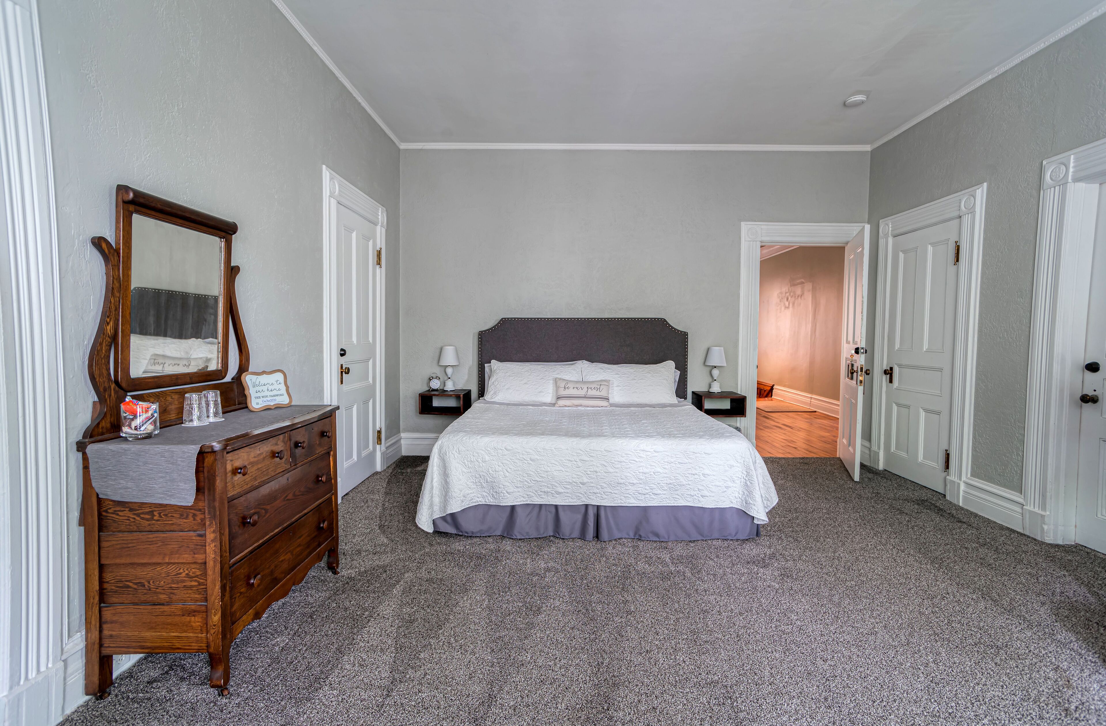 King Suite w/  Bath - Hatch House B&B