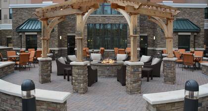 King Studio near Airport | Pool Access