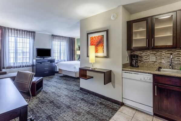 In-room safe, iron/ironing board, free WiFi, bed sheets - Studio | Free Breakfast, Indoor Pool & Hot Tub (Davenport)