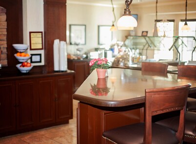 King Suite. Free Breakfast. Outdoor Pool.