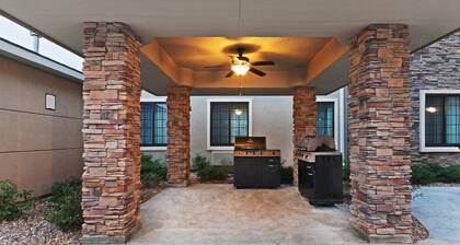 King Suite. Free Breakfast. Outdoor Pool.