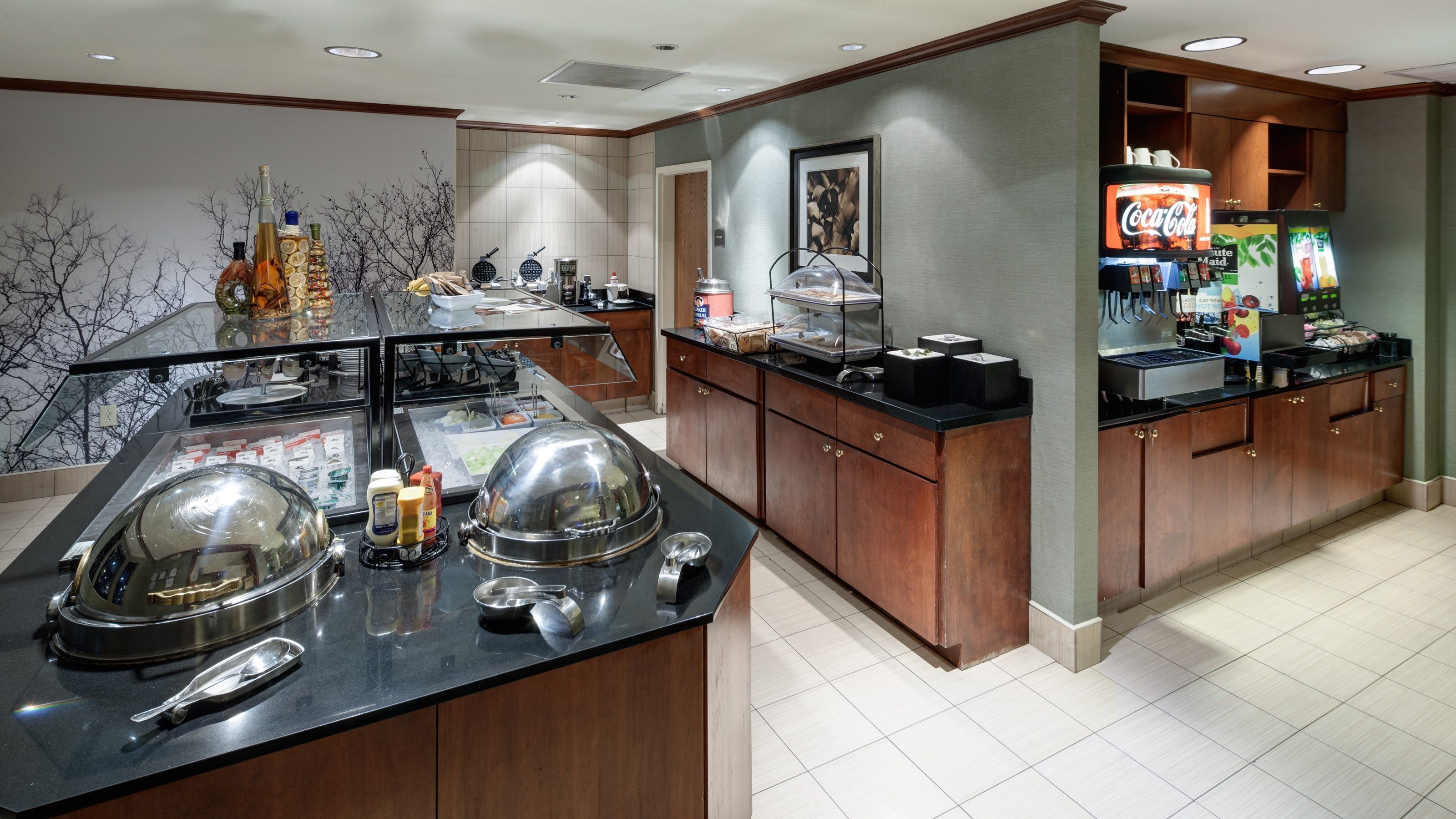 Un buffet proposant une variété de plats et d'accompagnements.