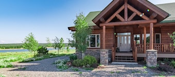 Stunning property with water and mountain views - Sleeps 10