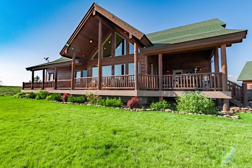 Stunning property with water and mountain views - Sleeps 10