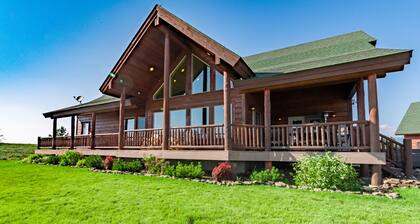 Stunning property with water and mountain views - Sleeps 10