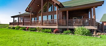 Stunning property with water and mountain views - Sleeps 10