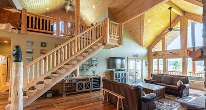 Stunning property with water and mountain views - Sleeps 10