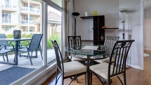 Dining - Beautiful Condo by the beach, walk to downtown (Kelowna)