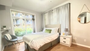 2 bedrooms, iron/ironing board, WiFi (free), bed sheets - Beautiful Condo by the beach, walk to downtown (Kelowna)