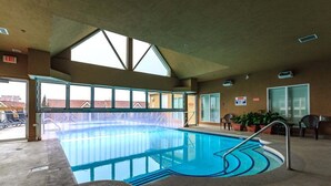 A heated pool - Beautiful Condo by the beach, walk to downtown (Kelowna)
