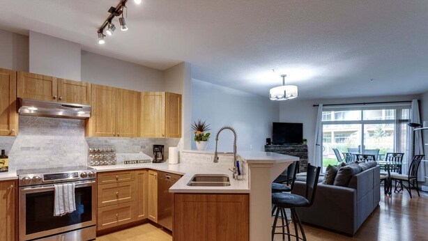 Coffee/tea maker, fridge, microwave, oven - Beautiful Condo by the beach, walk to downtown (Kelowna)