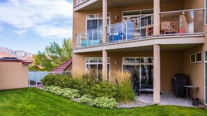 Exterior - Beautiful Condo by the beach, walk to downtown (Kelowna)